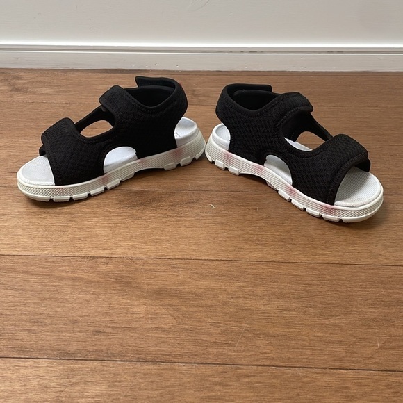 Hunter Kids' Mesh travel Sandals open toe Velcro straps black UK 12/US13 - Picture 9 of 11